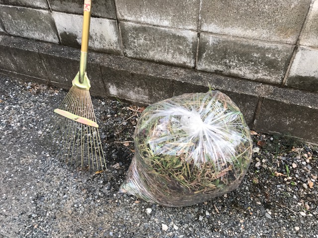 竹の家駐車場　ゴミ袋