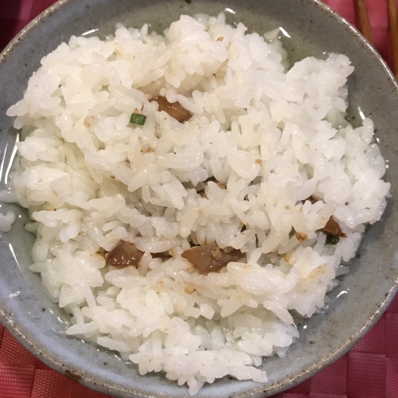 表面をご飯で覆い、お茶をかけます