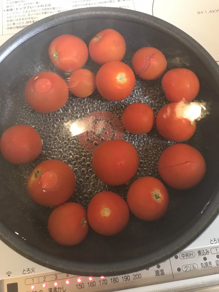 トマトを湯むきします