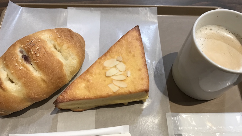 菓子パンとカフェラテ